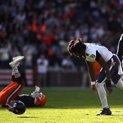 How do you think Lamar's 'knee soreness' impacts Sunday's gameplan?