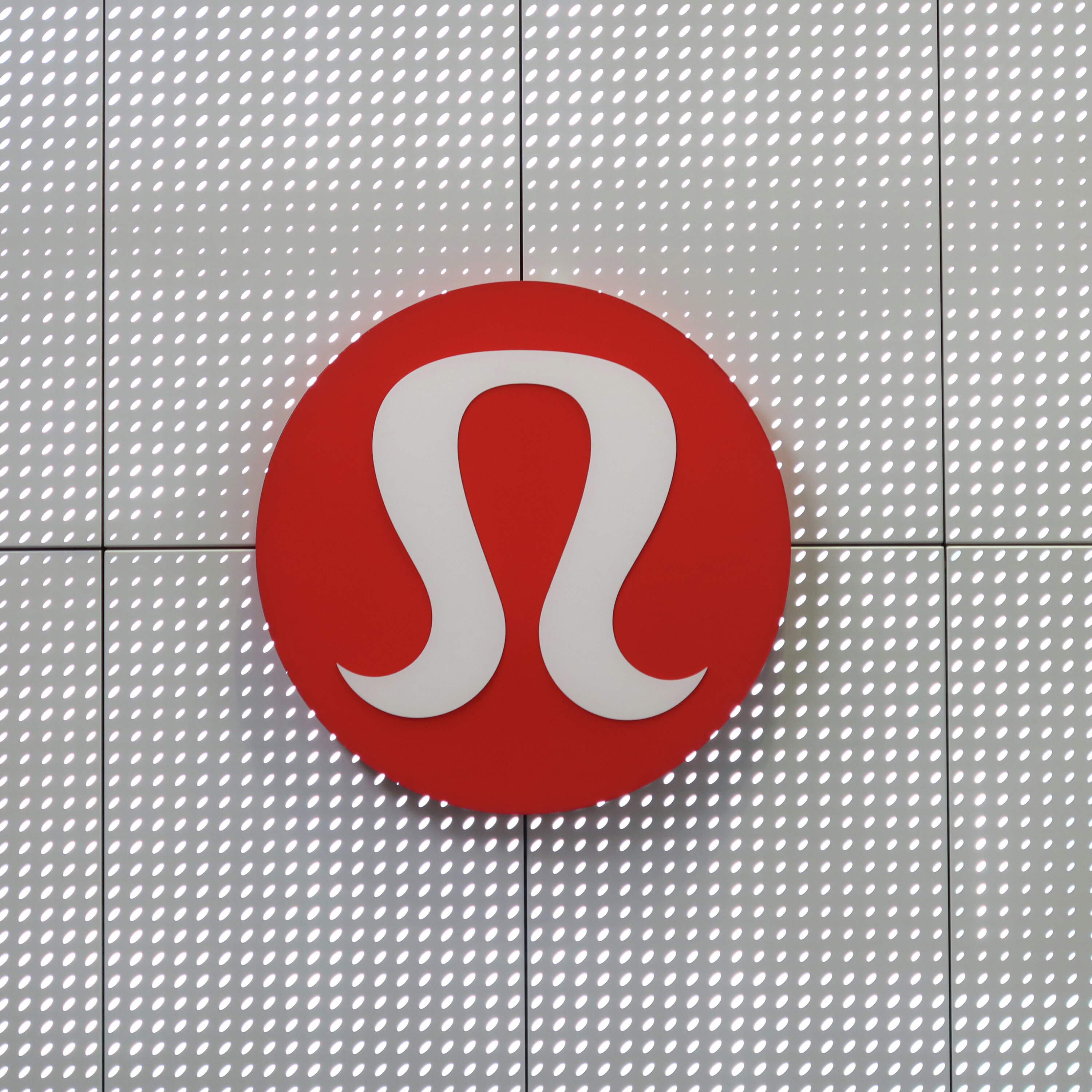 Lakeview Lululemon storefront victim of smash-and-grab