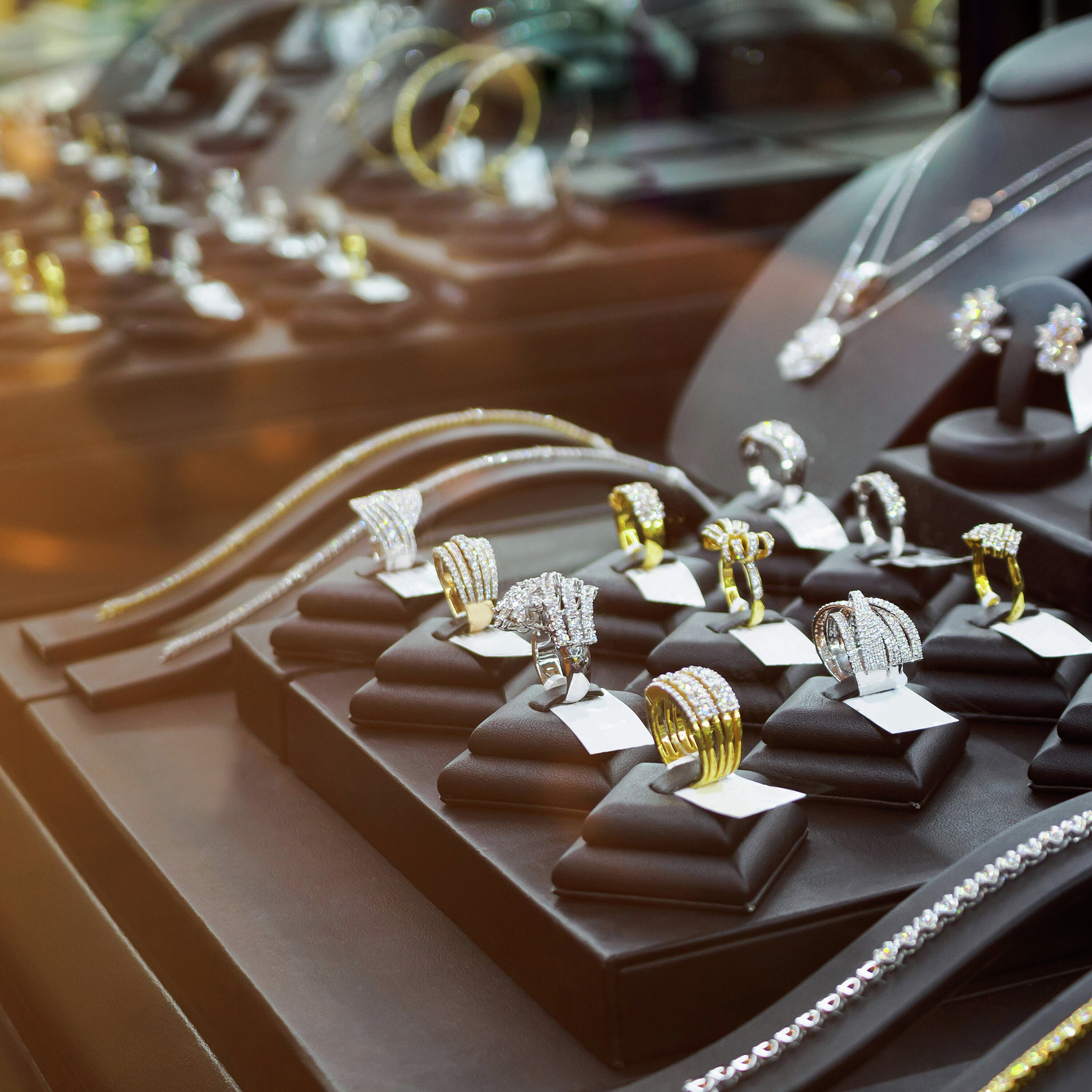 Southwest Side jewelry store ransacked at gunpoint