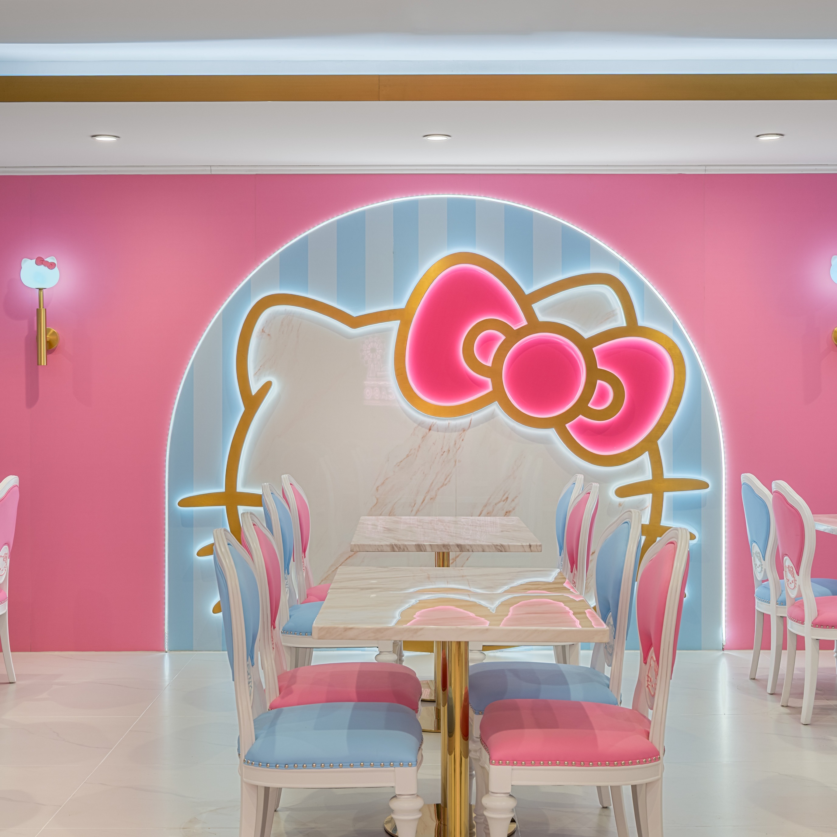 Hello Kitty Cafe opens in Chicago episode artwork