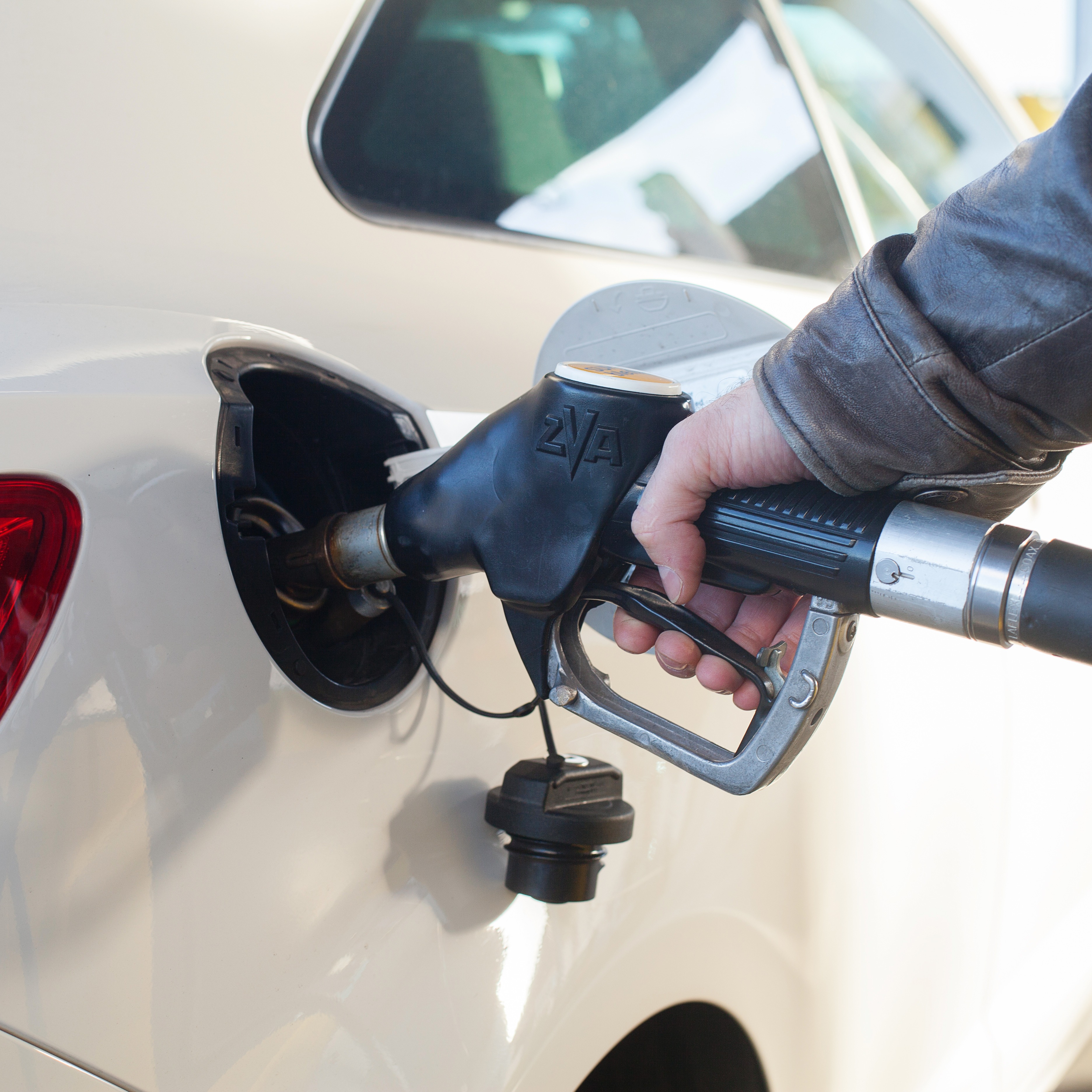 Gas prices drop to their lowest in 5 years ahead of holiday travels episode artwork