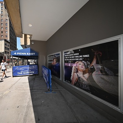 Fans wait all night in hopes of seeing Taylor Swift, Travis Kelce in NY episode artwork