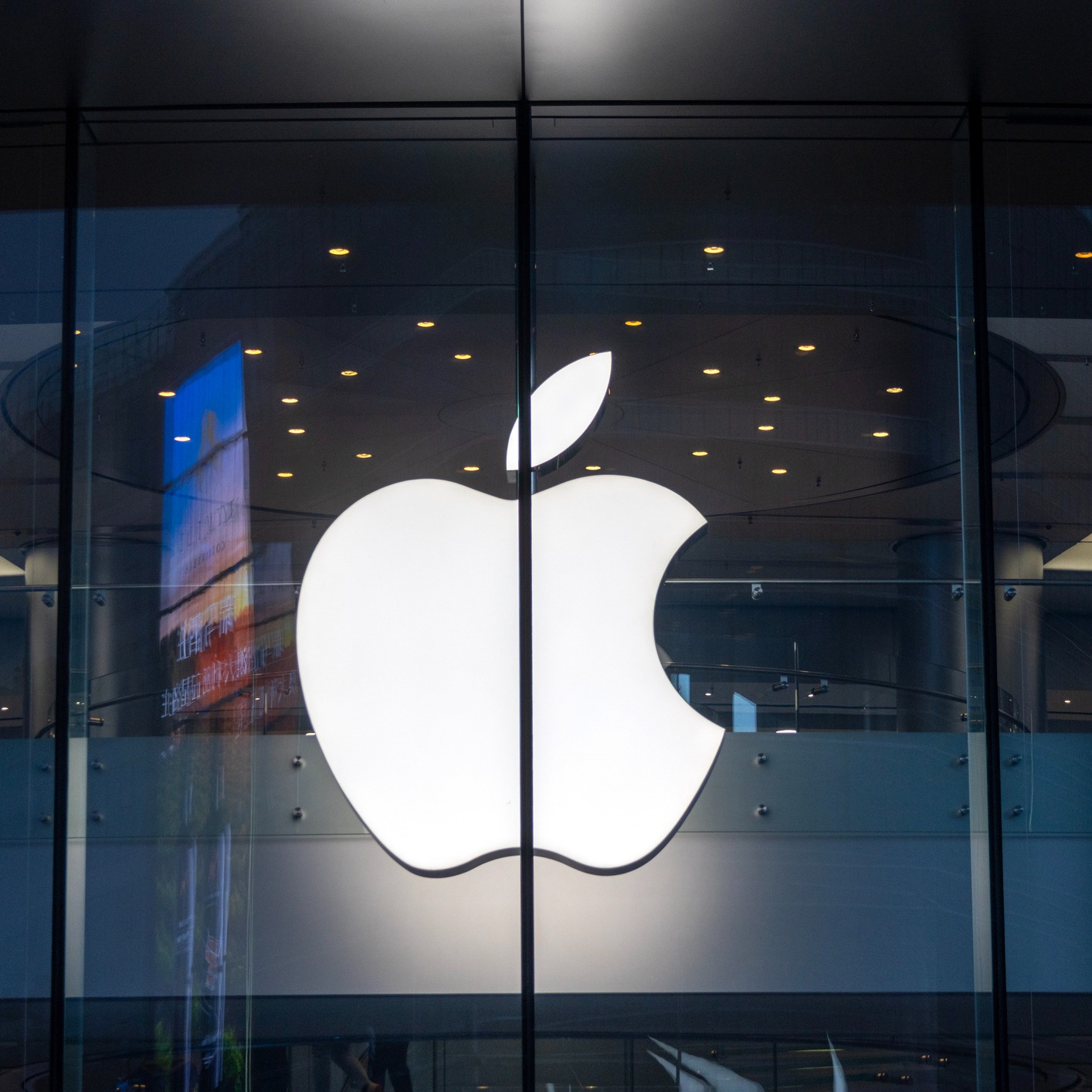Apple Slumps, Micron Surges and Naz Reid with Pete Najarian! episode artwork