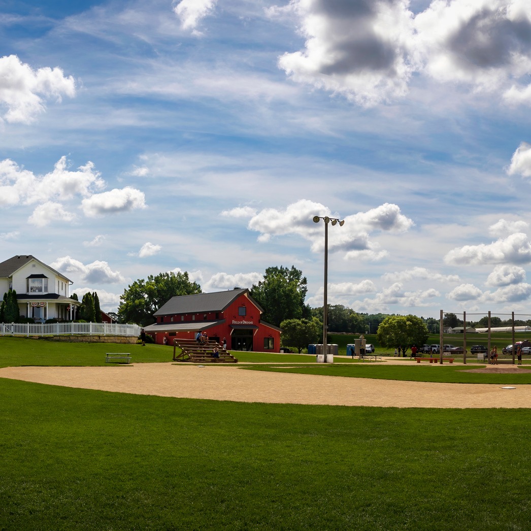 Dawn Mitchell LIVE from Dyersville, Iowa for the Field of Dreams game! episode artwork