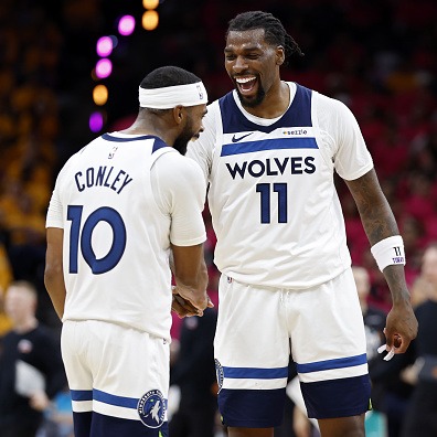 Kevin Harlan offers his thoughts of the first two games of the Wolves/Spurs series and what he expects tonight! episode artwork