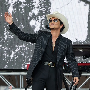 If you are going to Bruno Mars tonight, how many familiar songs to you need to hear to leave happy? episode artwork