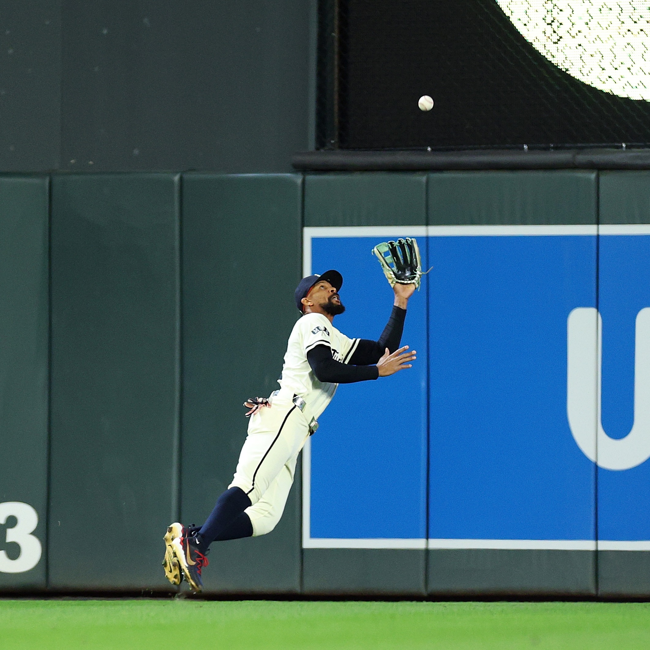 Buxton's late heroics preserve Twins win