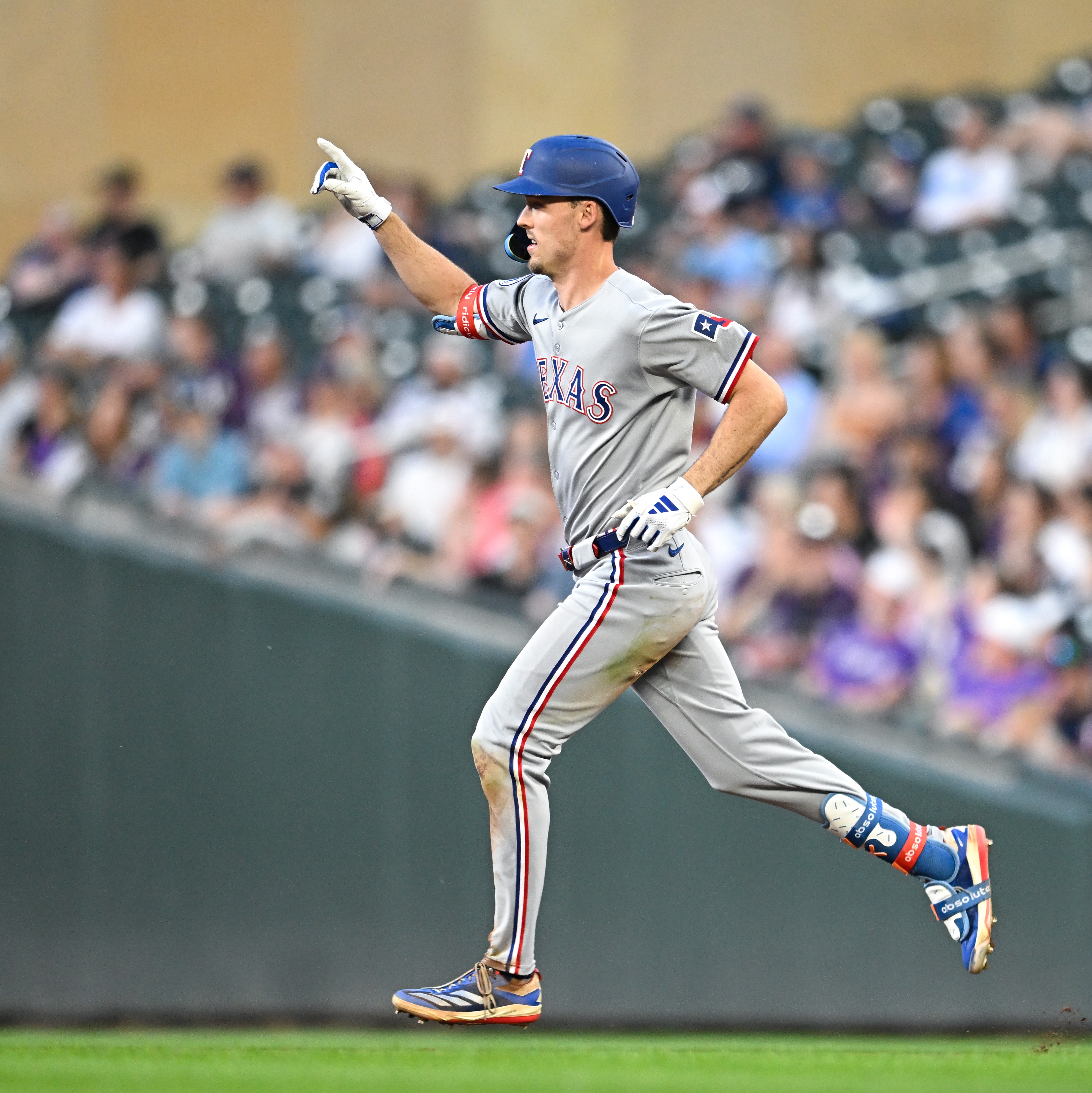 Rangers route Twins in series opener