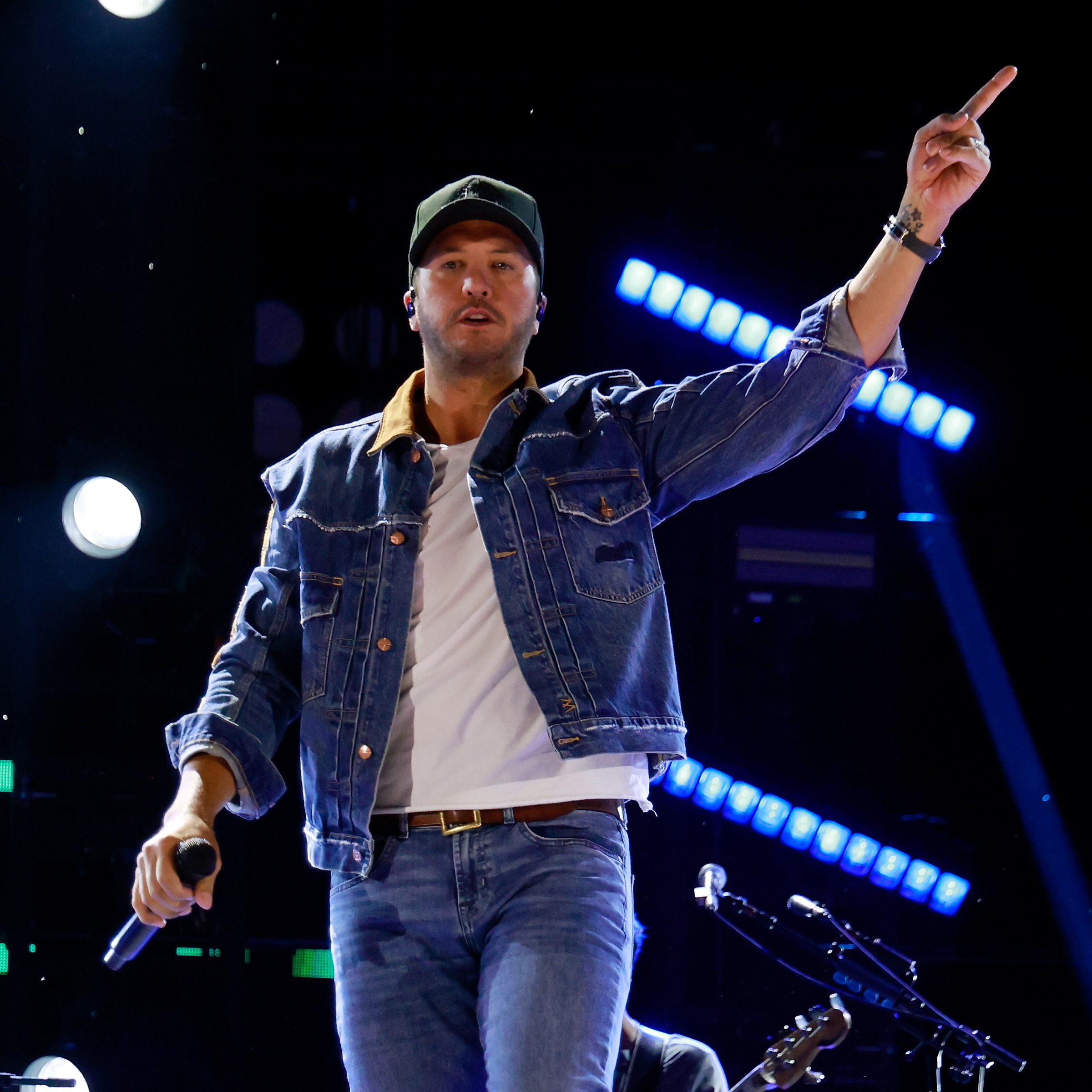 Luke Bryan on fake feuds with other artists: 'I just wanna grill the beef' episode artwork