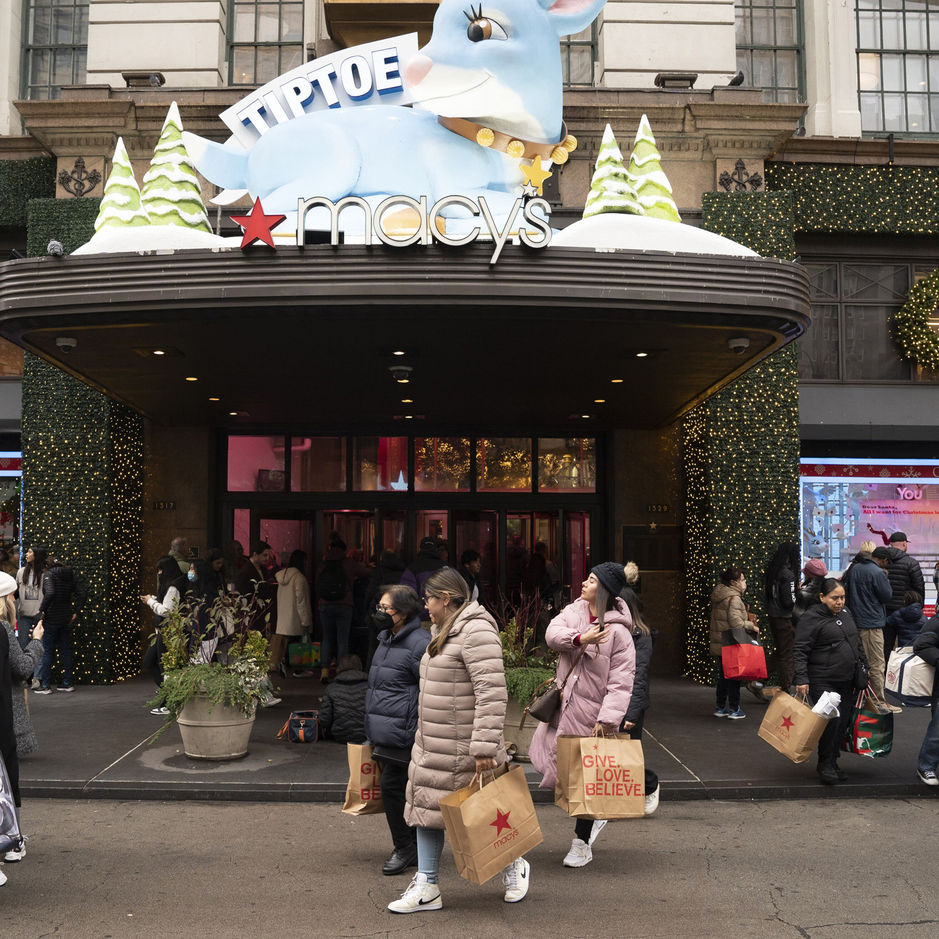 BLACK FRIDAY 2022: More people shopped in-store than last year