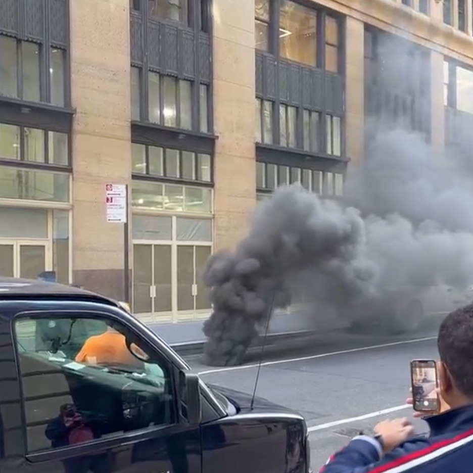 Midtown manhole fire causes outages, trapping some in elevators Midtown manhole fire causes outages, trapping some in elevators