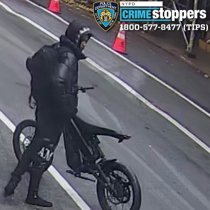 Police search for 2 suspects in a dozen robberies across the Bronx and Manhattan Police search for 2 suspects in a dozen robberies across the Bronx and Manhattan