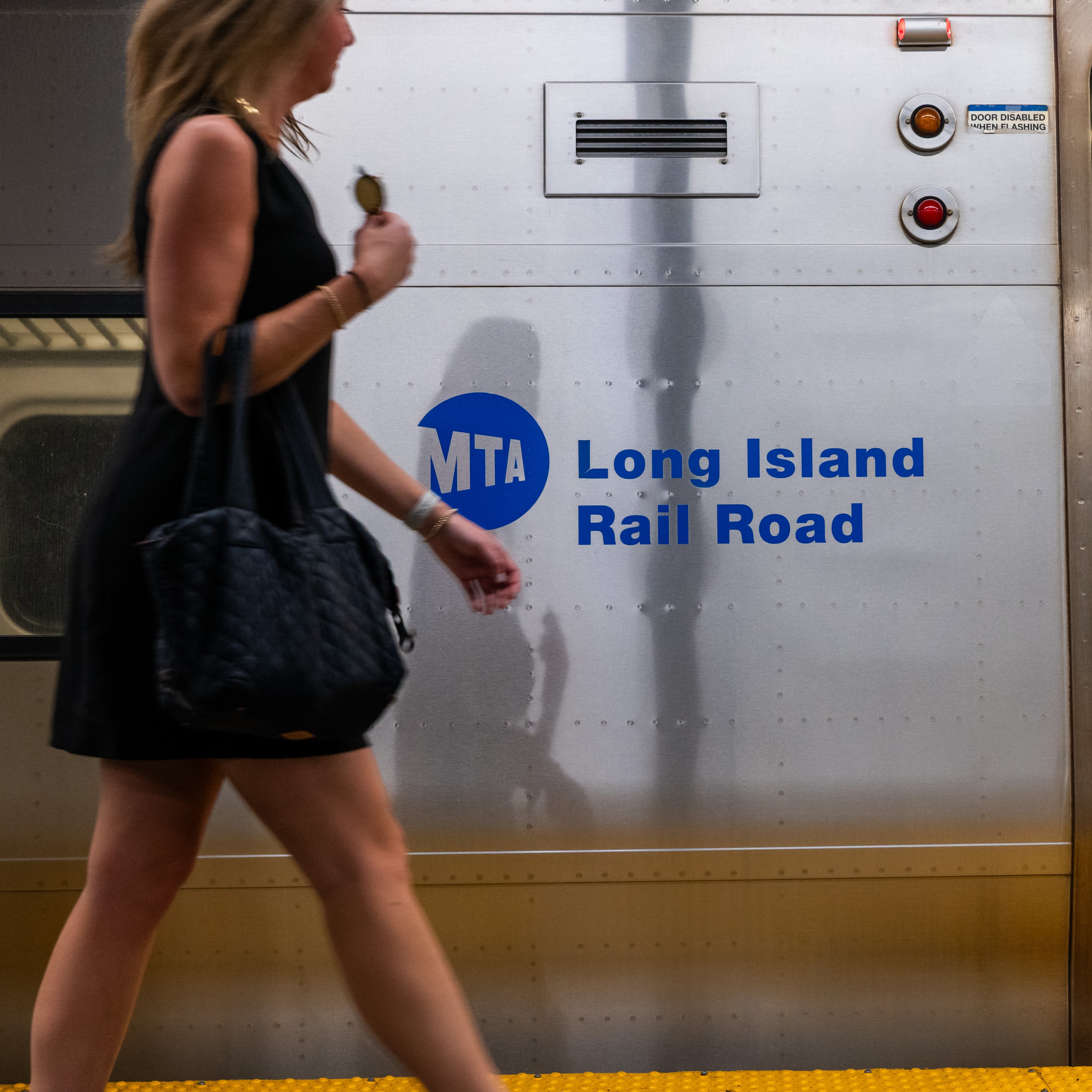 MTA holds impromptu talks with unions as LIRR strike looms episode artwork