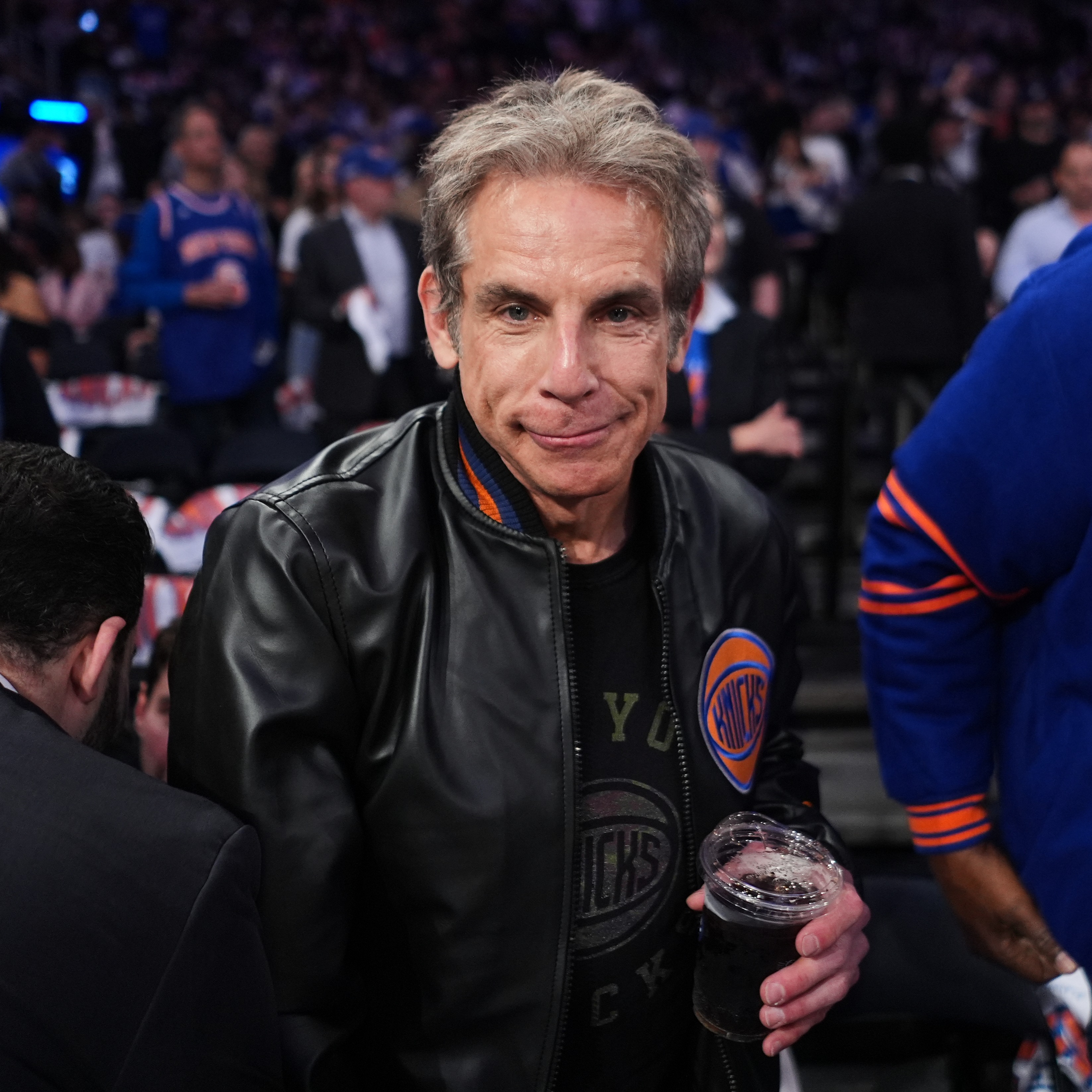 Ben Stiller offers to take a photo with wife of NY Knicks coach Mike Brown episode artwork