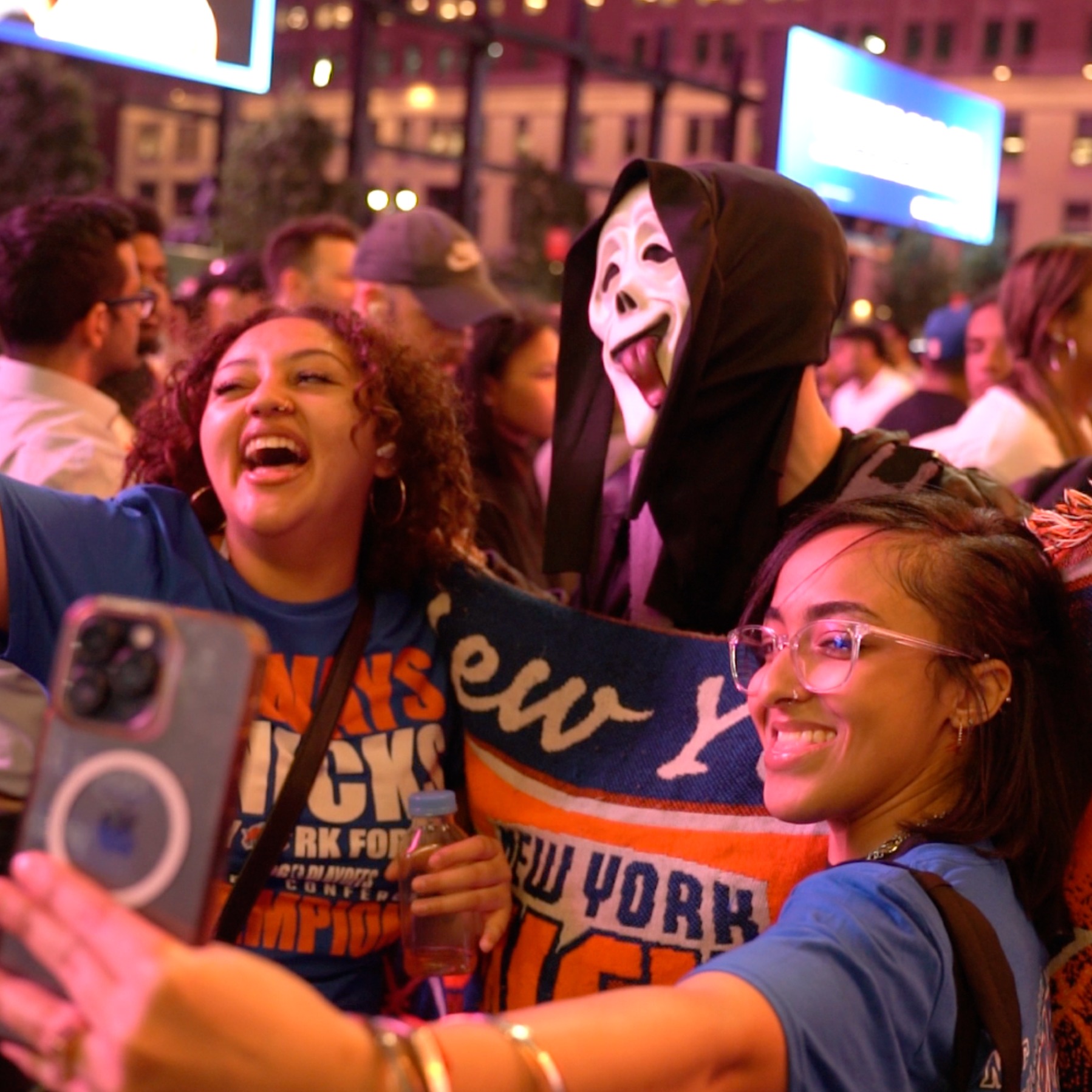 Fans are still beaming with joy after Knicks' Game 1 win episode artwork