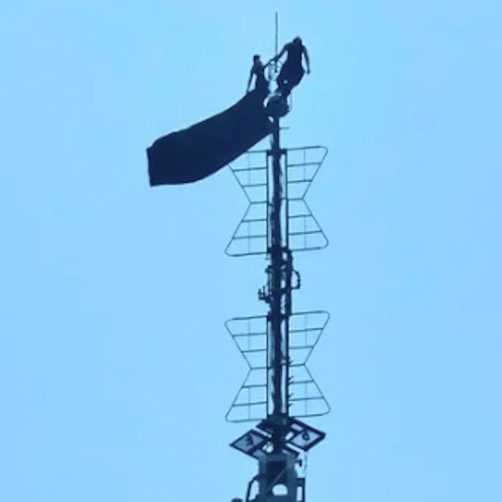 Daredevil couple gets engaged while scaling Empire State Building episode artwork
