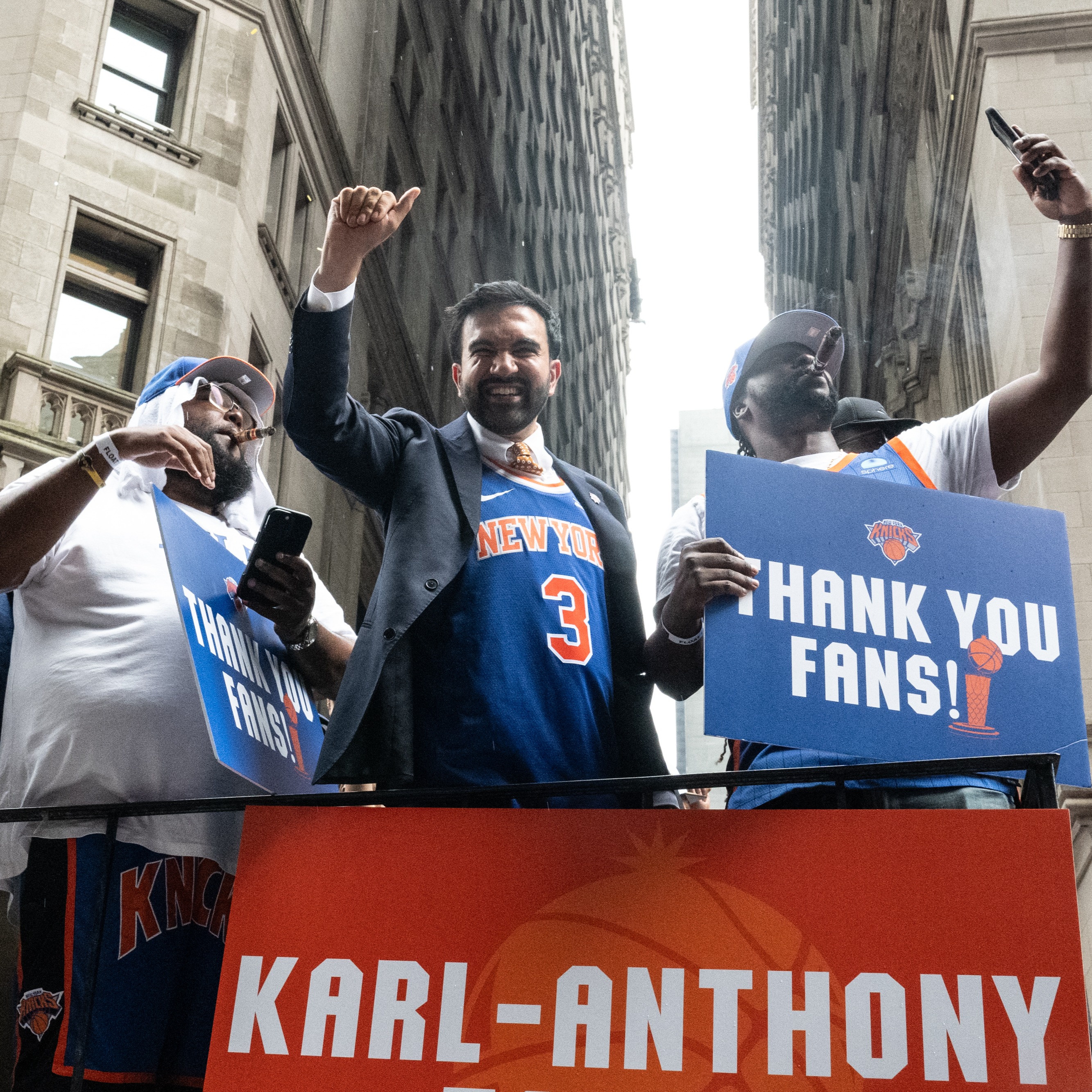 Survey finds Knicks' championship run delivered major boost to NYC bars, restaurants episode artwork