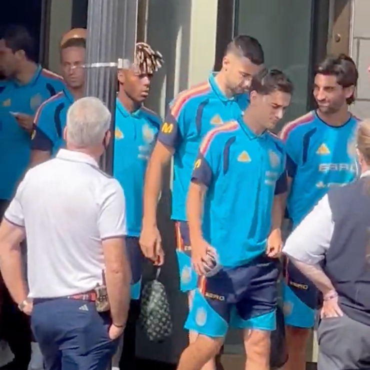 Fans camp out in front of a New Jersey hotel to see Spain's soccer team episode artwork