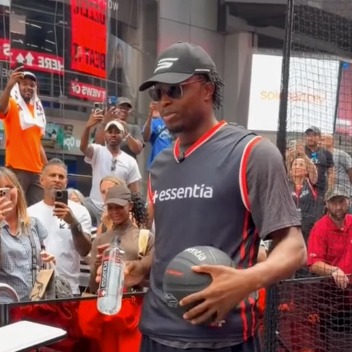 OG Anunoby joins Times Square pop-up recreation of Knicks Finals game-winning tip-in episode artwork