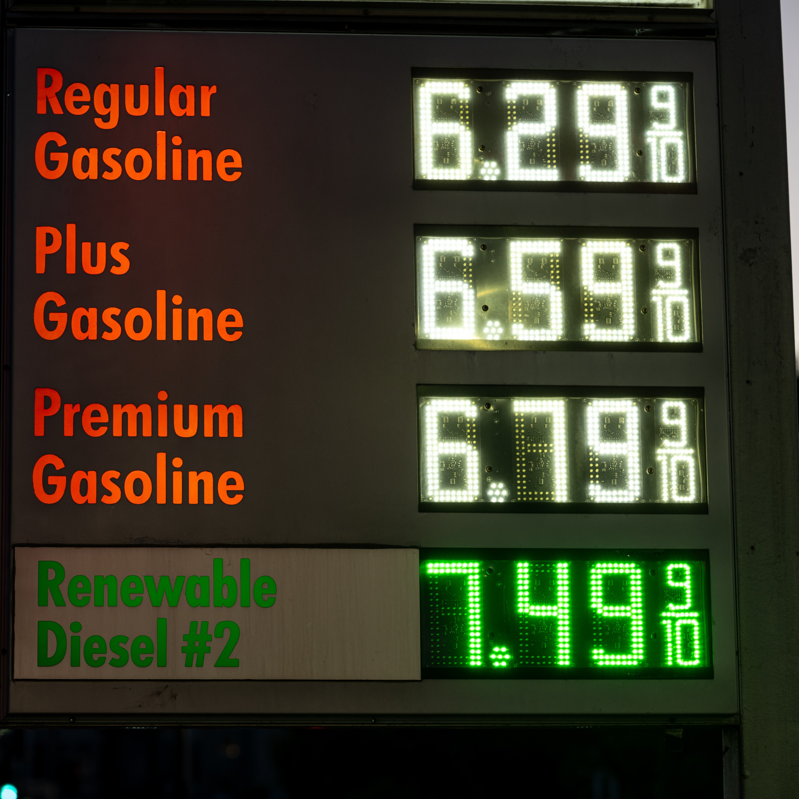 Memorial Day weekend travelers hit the road despite soaring gas prices episode artwork