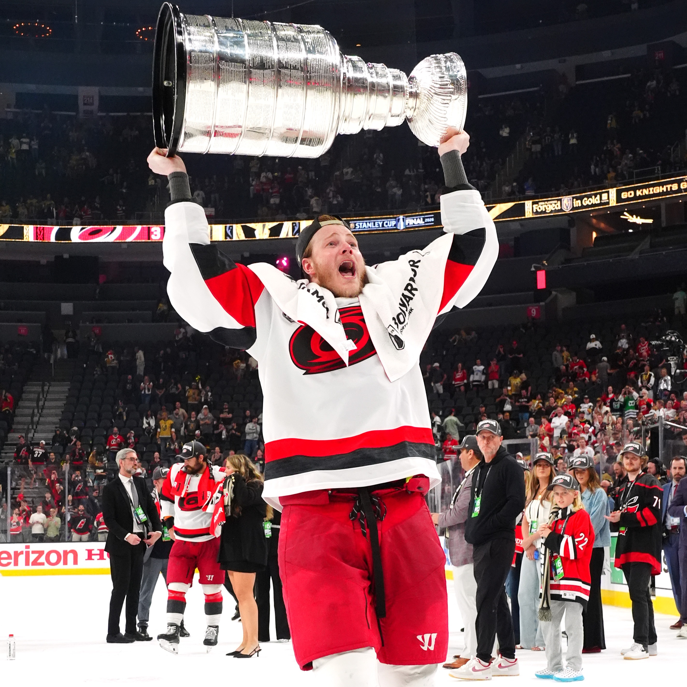 Hockey fans line up for meet-and-greet with Stanley Cup Champion Eric Robinson episode artwork