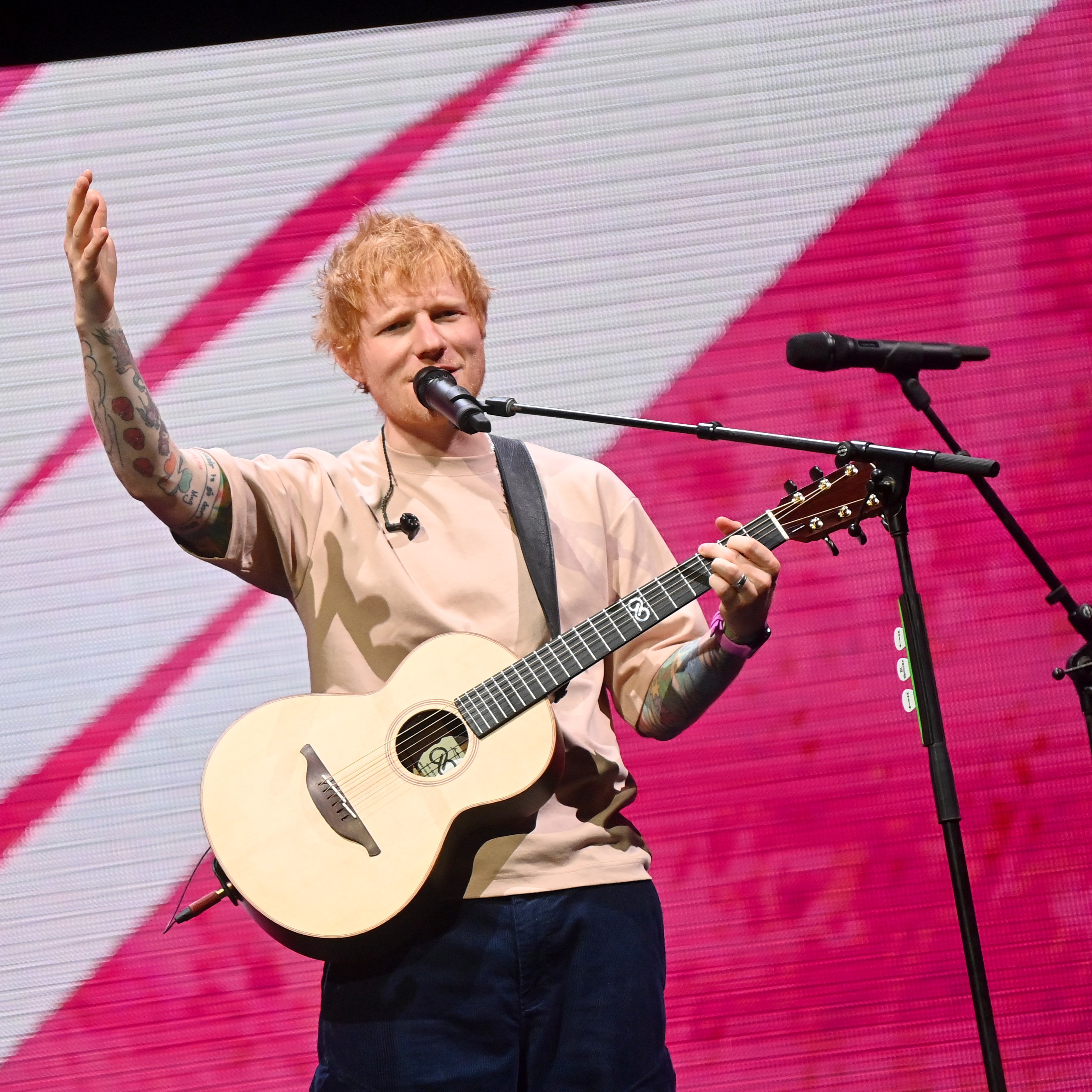 Ed Sheeran to take the stage solo at the Linc amid tour controversy episode artwork