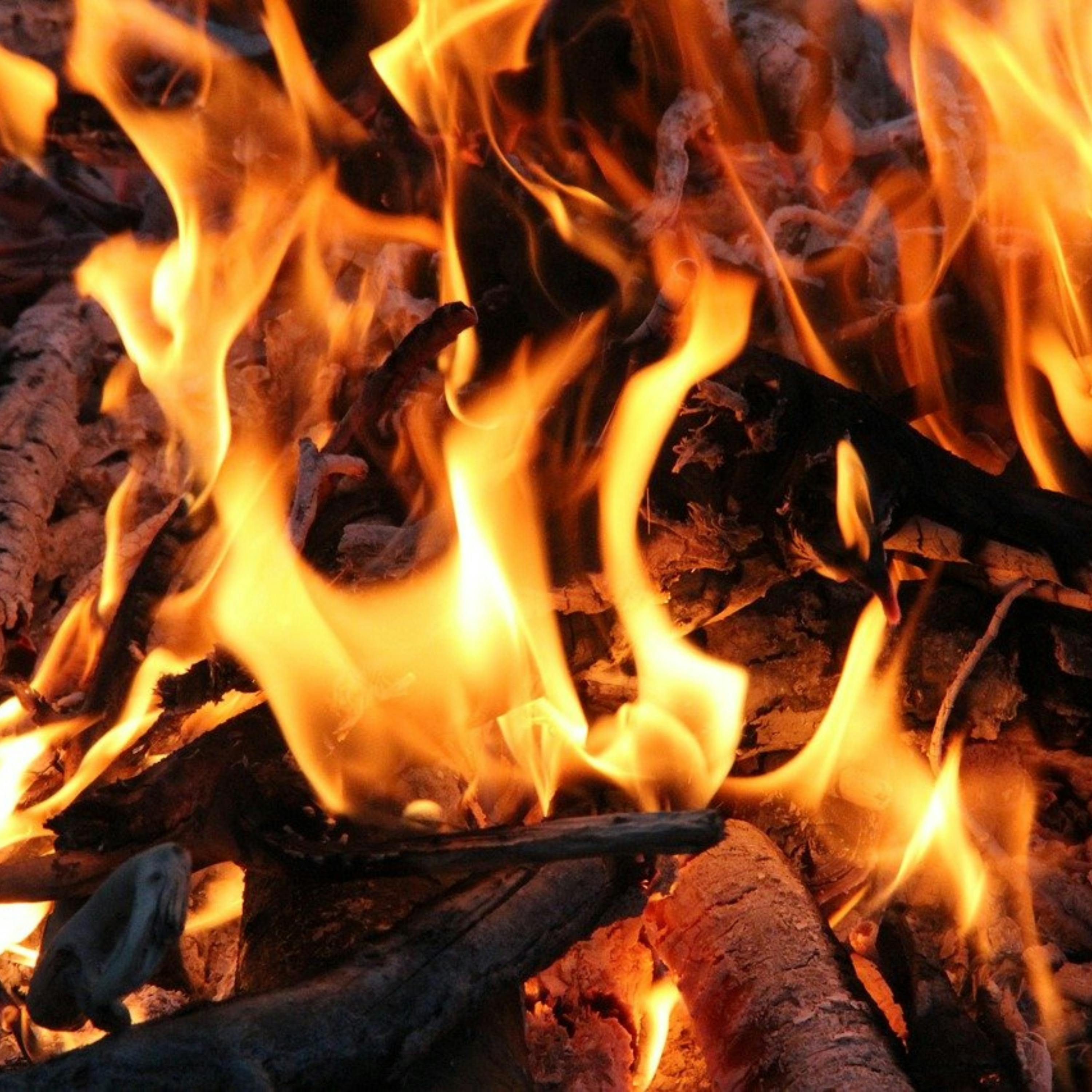 😴🔥🎵 Explore DEEP RELAXATION with Crackling FIRE and Gently Enchanting MUSIC